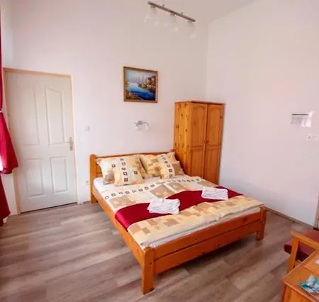 Feher Hajo Panzio Es Vendeglo Γκιόρ