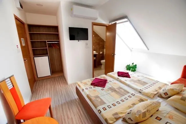 Fehér Hajó Panzió és Vendéglő Bed & Breakfast 3*
